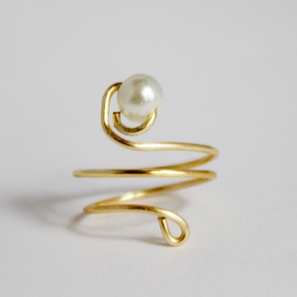 TC Jewelry - 3 wrap wire ring with glass white pearl